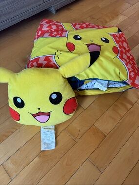 Nintendo Pokémon Twin Comforter, Pillowcase & Pikachu Plush Pillow Set